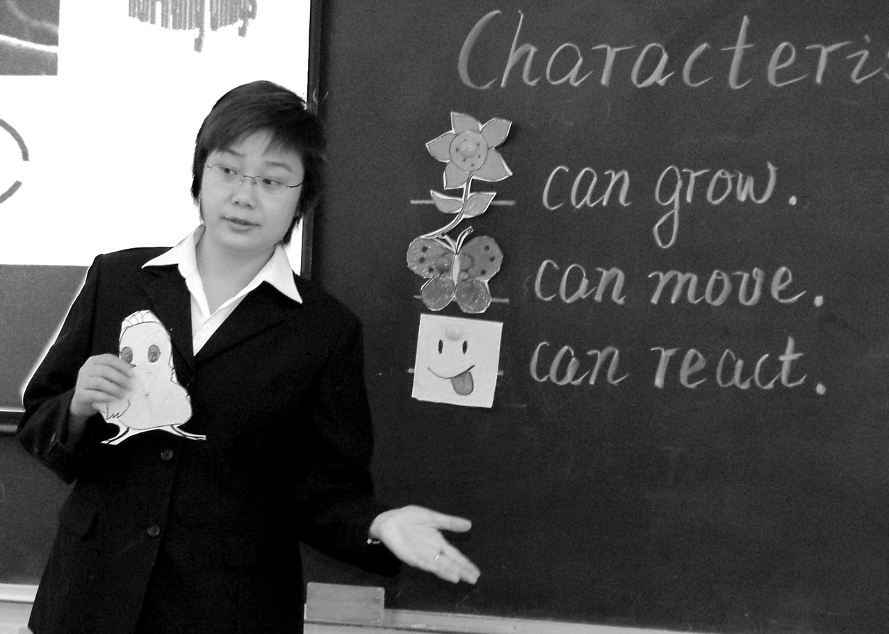 西迪学校老师李明明教授英语浸没课堂3年级科学课。