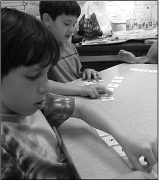 Nitrauer小学一年级浸入式教学的学生们正在学习从字母组合中创造音节。